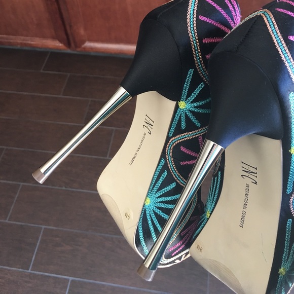 NWT INC Gorgeous Peep Toe Heels - Picture 3 of 8