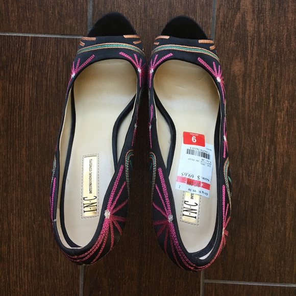 NWT INC Gorgeous Peep Toe Heels - Picture 4 of 8