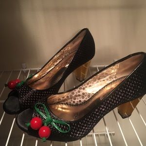 SALE🖤The BOMB Beautiful Heels!🍒