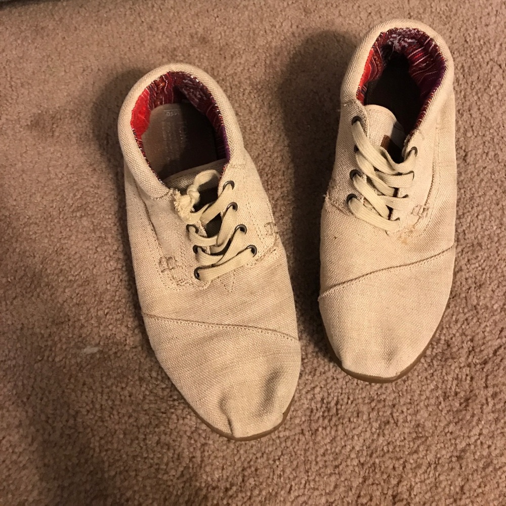 Men's toms nearly perfect condition