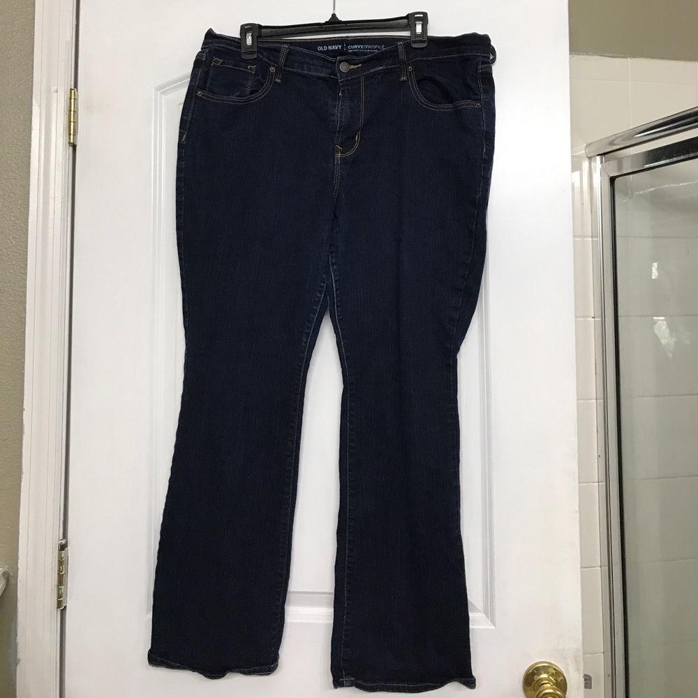 Old navy curvy mid rise jeans. Straight legged