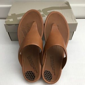 Fit Flop Banda tan leather flip flops size 8