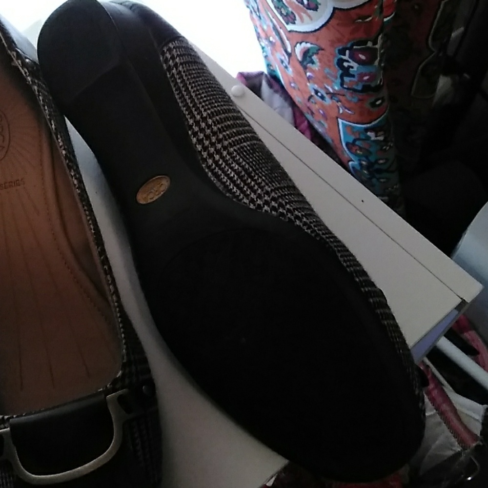 Shoes - Picture 2 of 3