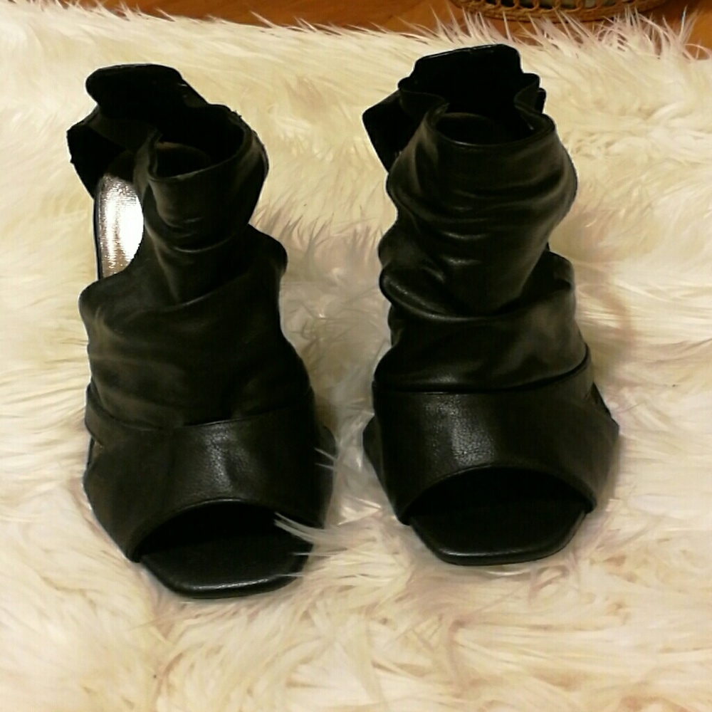 Black lether high heels shoes