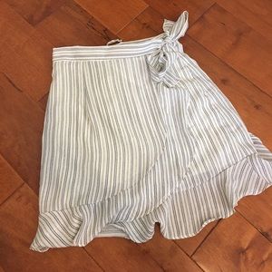 Lulu's like new Unique and feminine wrap skirt