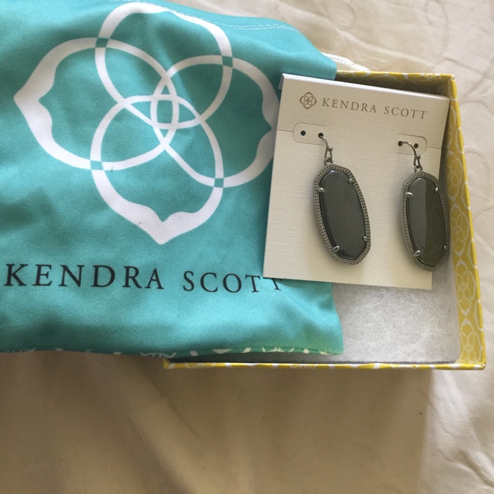 Kendra Scott drop earrings