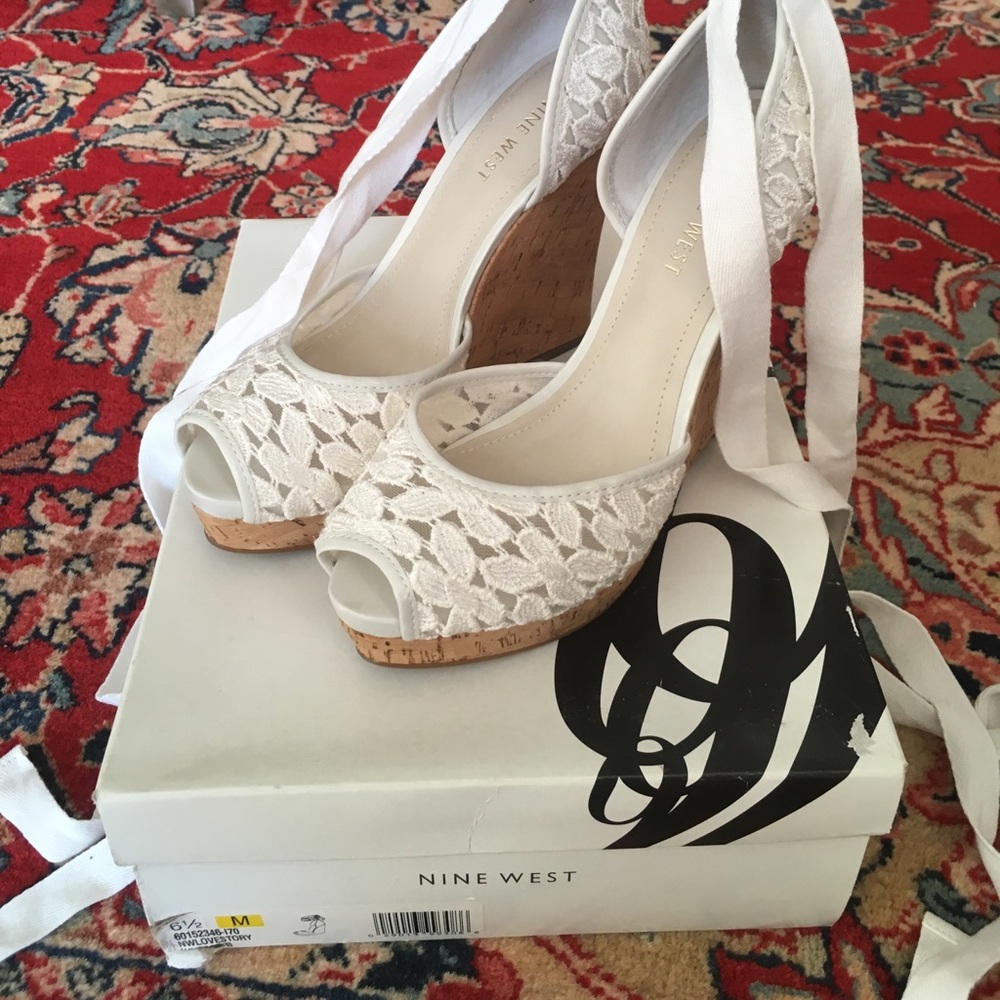 👡Nine West wedge tie up peep toe👠