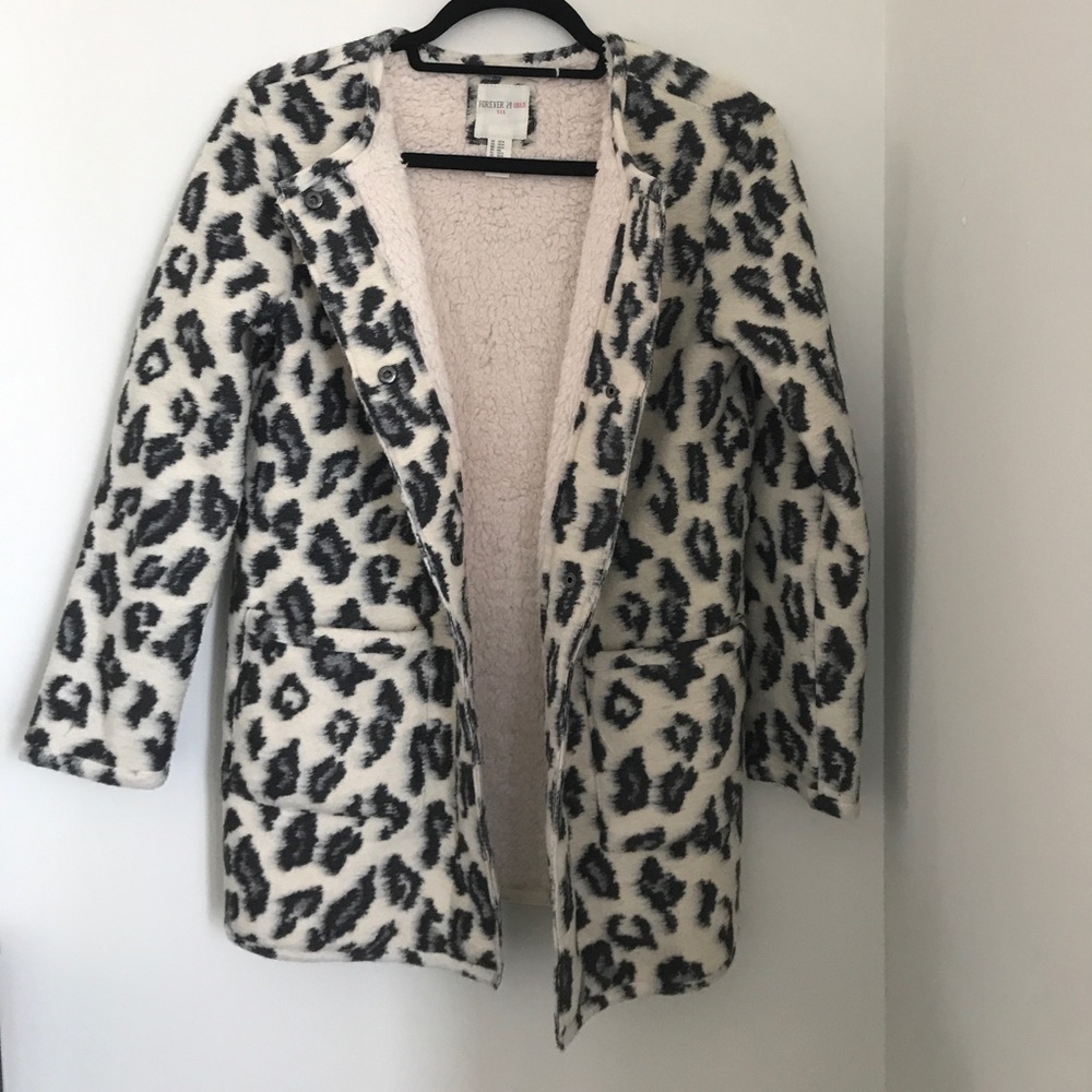 ☁️White leopard print jacket☁️