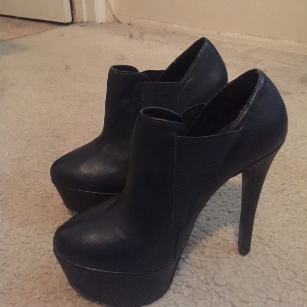 BLACK LEATHER STEVE MADDEN HIGH HEELED BOOTIES
