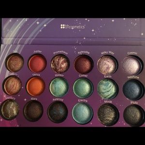 Galaxy chic eye shadow pallete