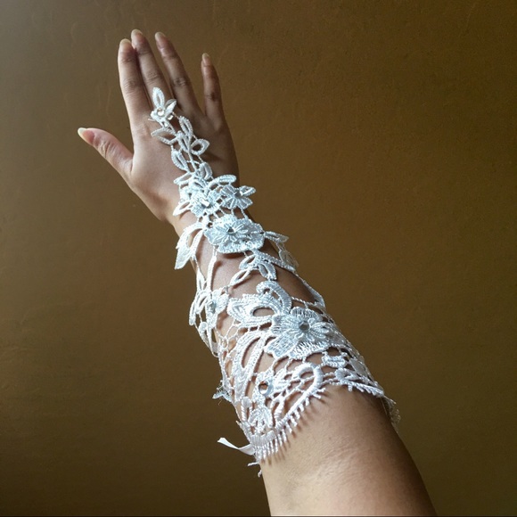 Accessories - Pair of Lace Gloves