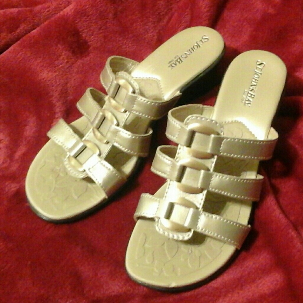 NWOT 6.5M Gold Sandles