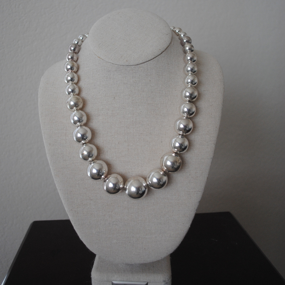Graduated silver ball necklace