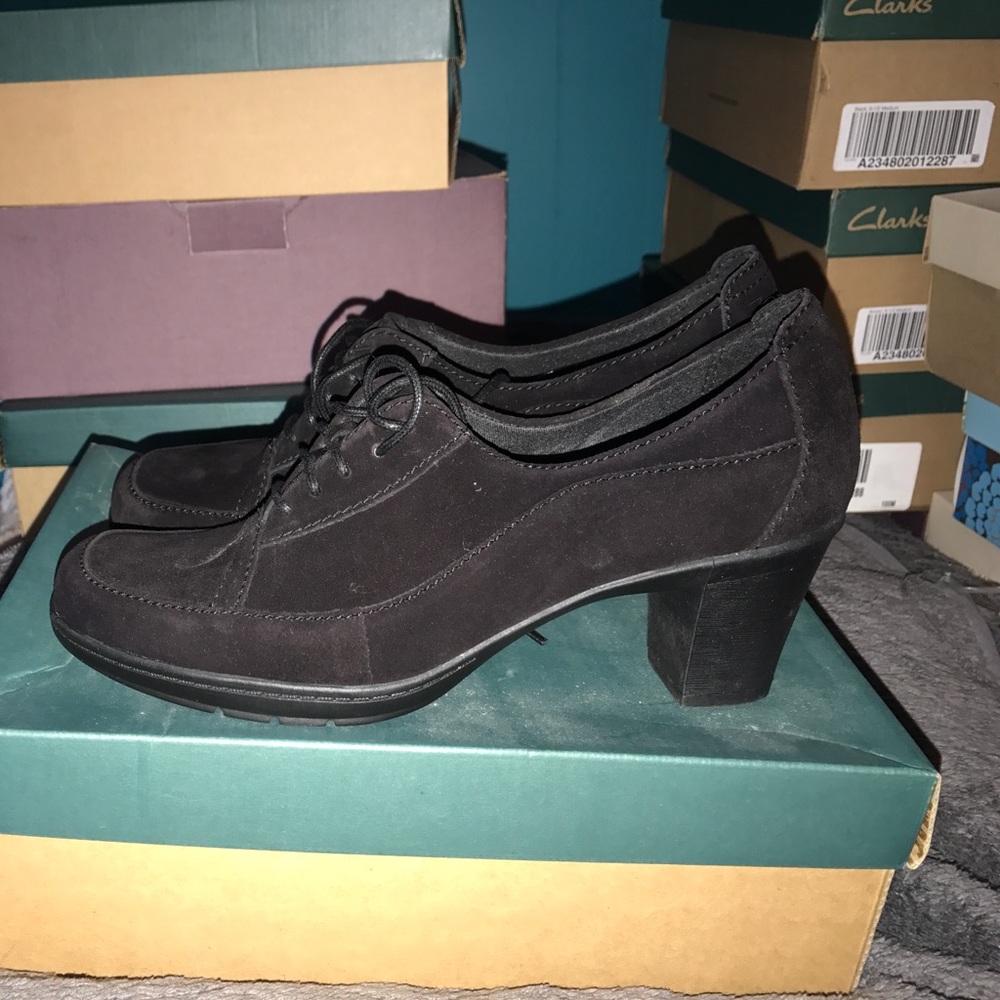 Tie black shoes
