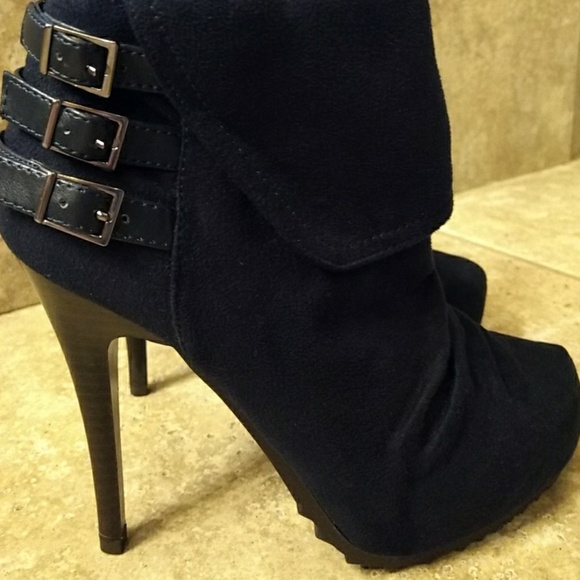 Charlotte Ruse New sexy navy booties - Picture 3 of 5