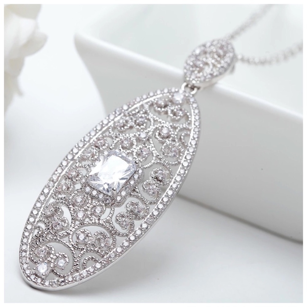 Swarovski Crystals The Acima Oval Necklace - Picture 3 of 5