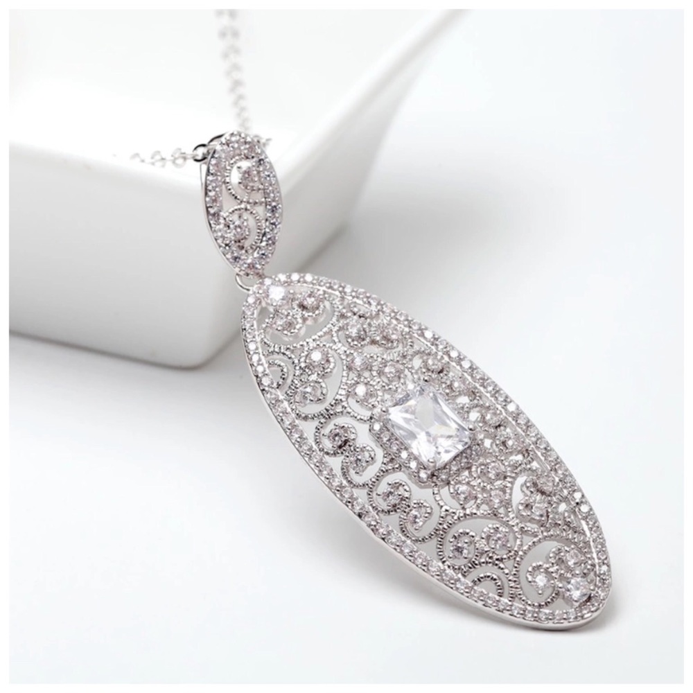 Swarovski Crystals The Acima Oval Necklace - Picture 4 of 5