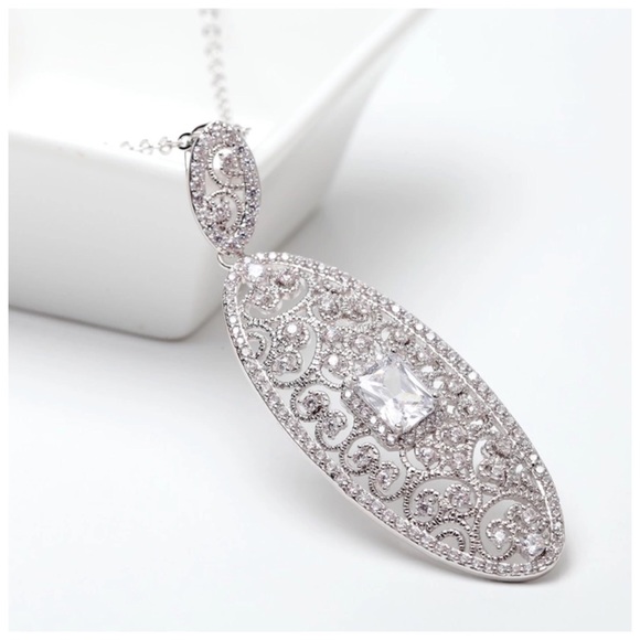 🎁 Swarovski Crystals The Acima Oval Necklace - Picture 4 of 5