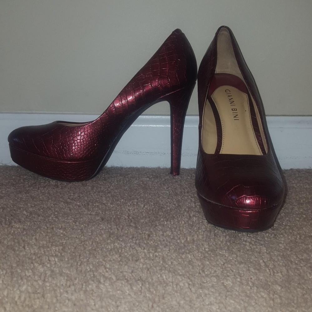 4.5" Maroon/Red Snakeskin Gianni Bini Heels