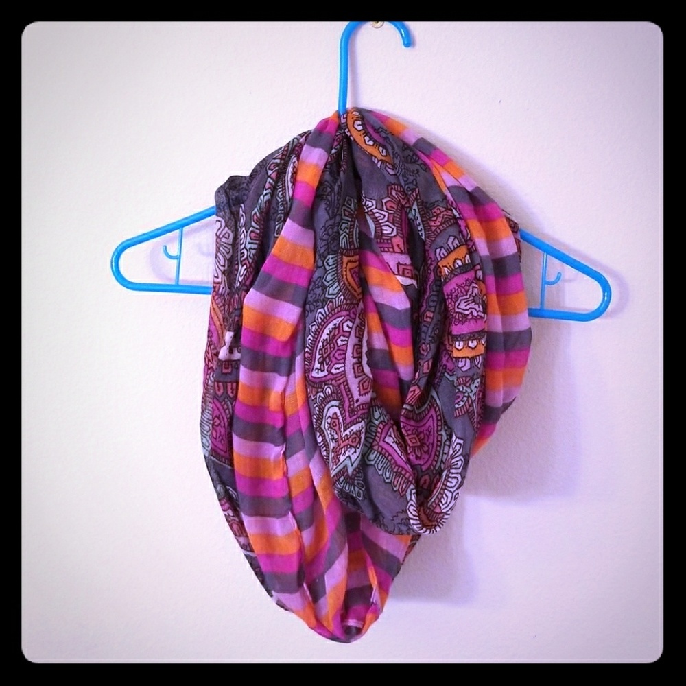 🌟🍇Gorgeous Paisly/Striped Infinity Scarf🍇🌟