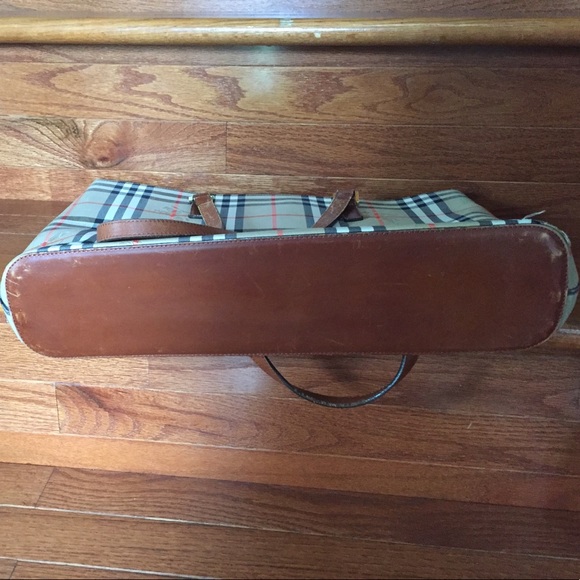 🎊🎉HOST PICKED🎈🎉BURBERRY TOTE🎊 - Picture 7 of 8