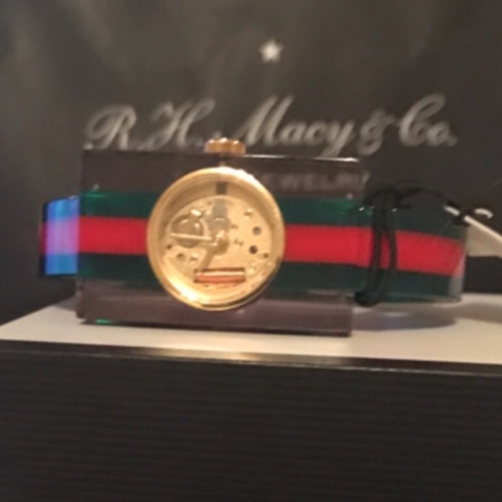 👍🏾SOLD👍🏾 Gucci Watch - Picture 3 of 3