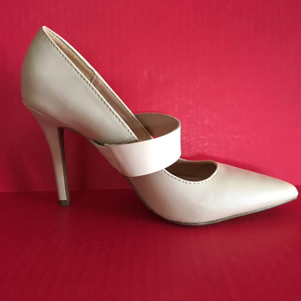 NWOT POINTY MARY JANE PUMPS 🍒