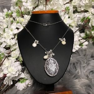 NWT brand new beautiful necklace!!🌸weekend sale🌸