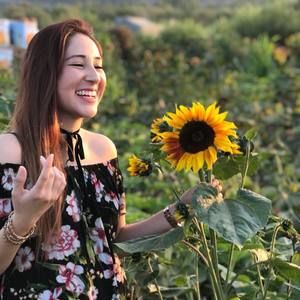 Meet your Posher, Claudia