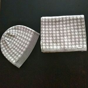 ✨PRICE DROP✨ Houndstooth Beanie & Scarf Set