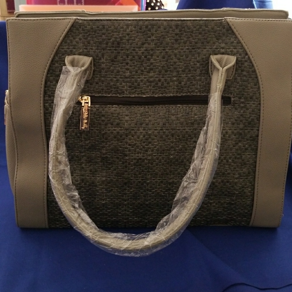 Essential Bag - Picture 2 of 8