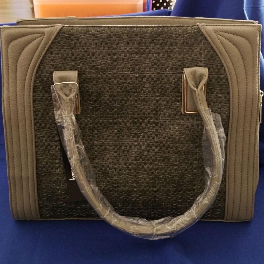 Essential Bag - Picture 3 of 8
