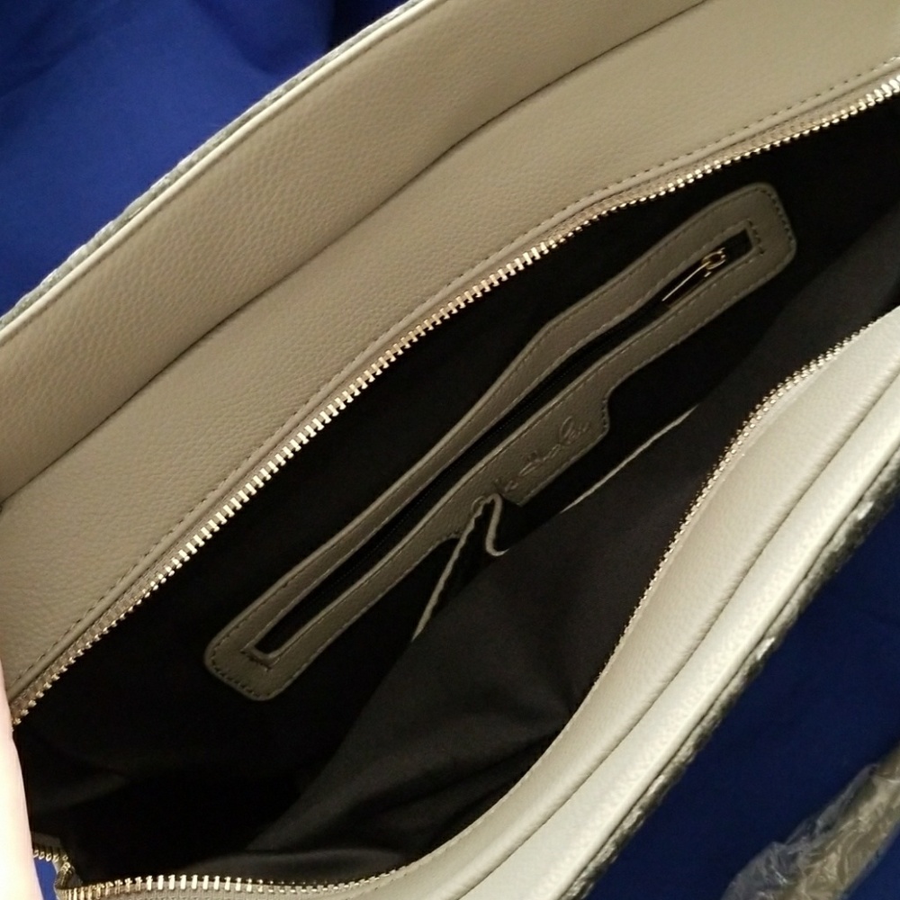 Essential Bag - Picture 4 of 8