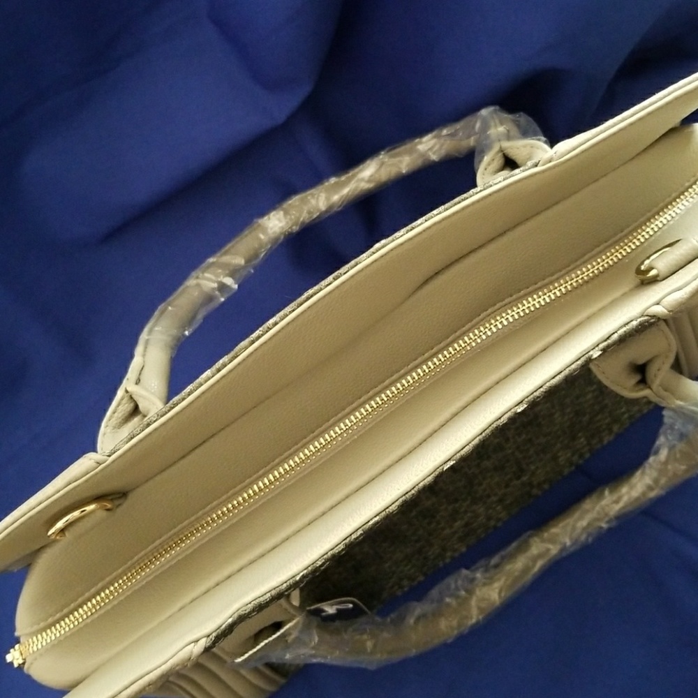 Essential Bag - Picture 5 of 8