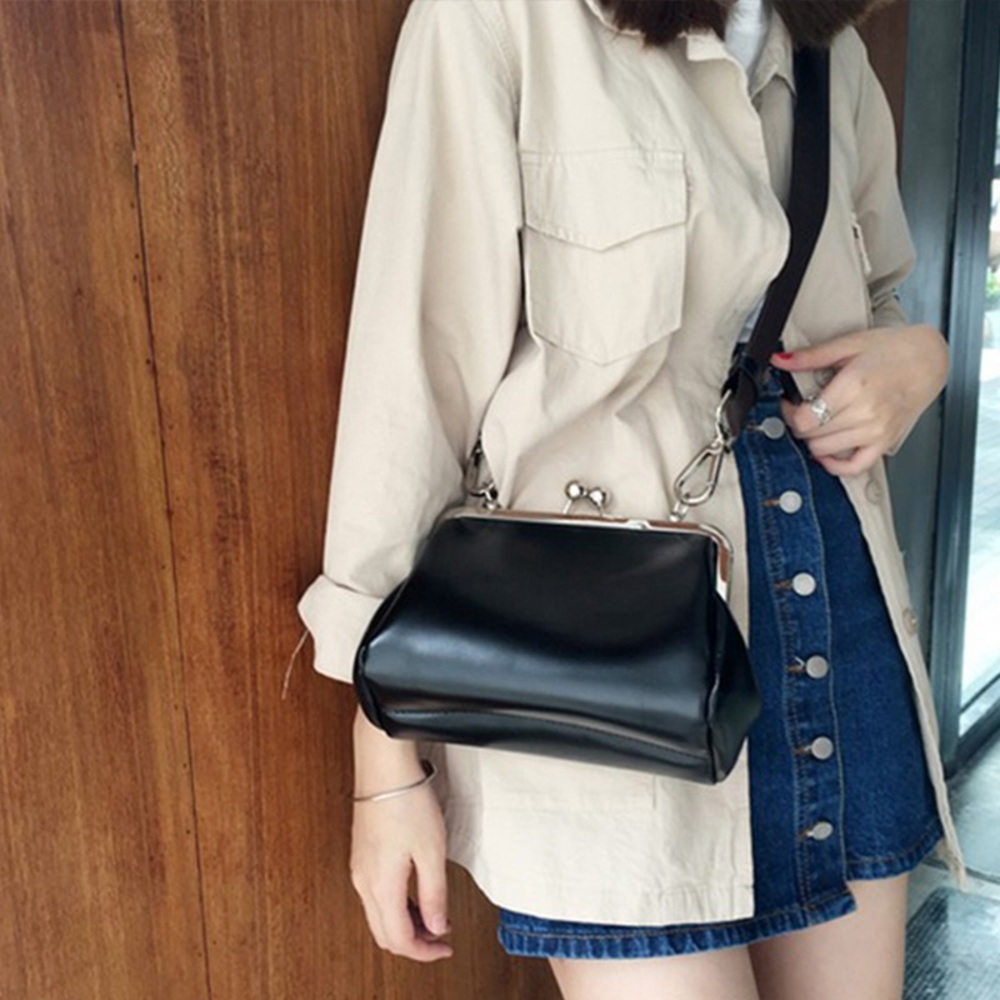 Black crossbody bag with clip - Picture 4 of 7