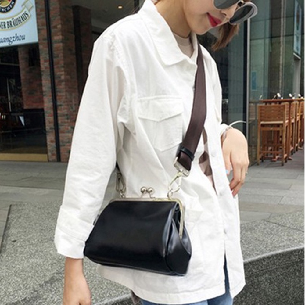 Black crossbody bag with clip - Picture 6 of 7