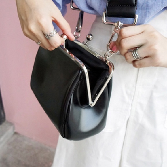 Black crossbody bag with clip - Picture 2 of 7