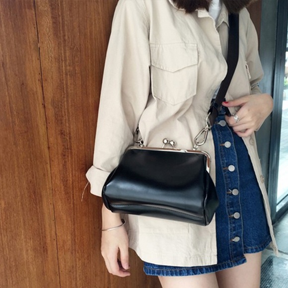 Black crossbody bag with clip - Picture 4 of 7