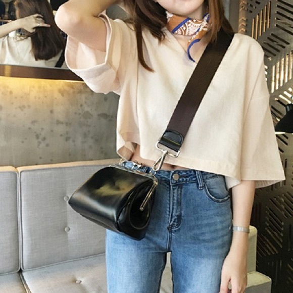 Black crossbody bag with clip - Picture 5 of 7