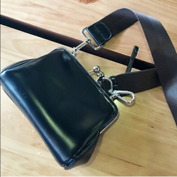 Black crossbody bag with clip - Picture 3 of 7