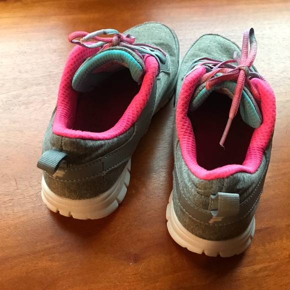 Fila’s Girls’ Tennis Shoe - Picture 2 of 8