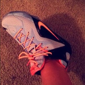 Lebrons Easter’s size 8 in women size 6 in kids