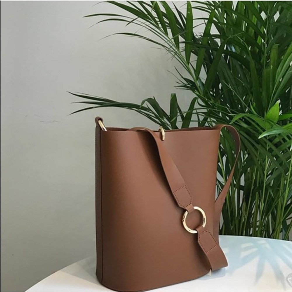 Brown bucket bag with clip closure - Picture 2 of 4