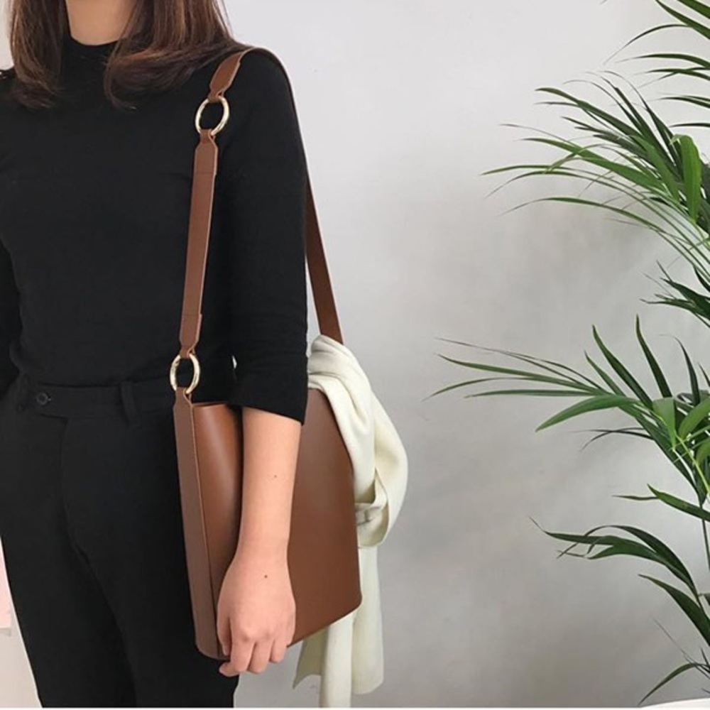 Brown bucket bag with clip closure - Picture 3 of 4