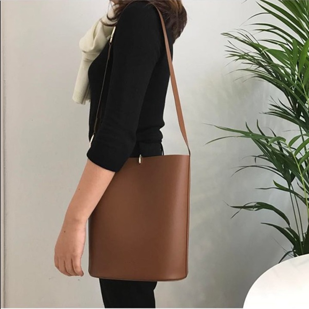 Brown bucket bag with clip closure - Picture 4 of 4