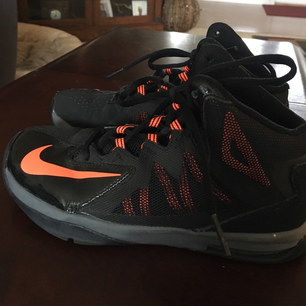 Nike Basketball shoes, AIRMAX youth 4.