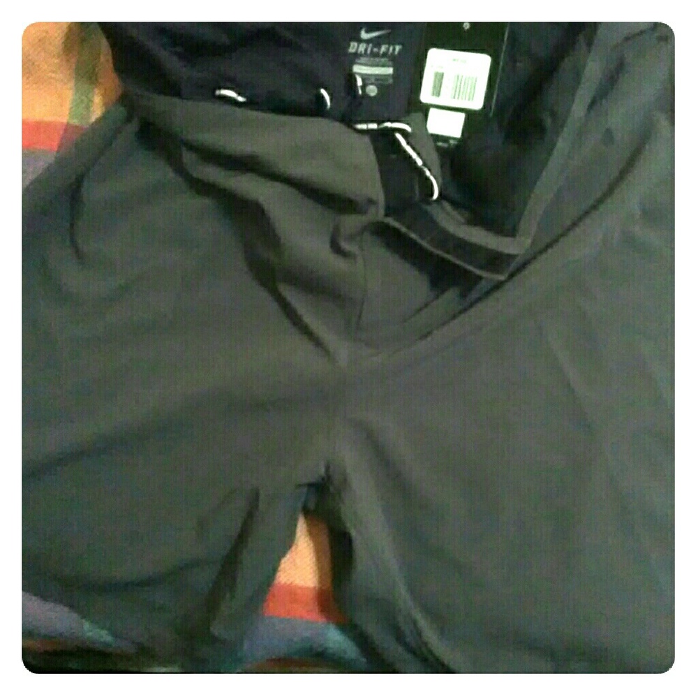 Name brand new Nike $65 dri fit size 32 & more 👑