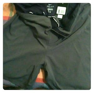 Name brand new Nike $65 dri fit size 32 & more 👑