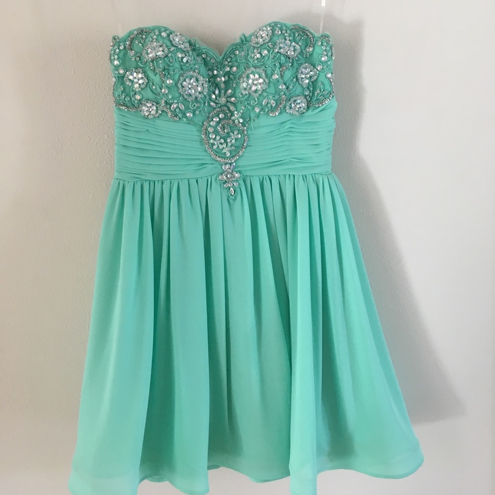Super cute dress! Great for Dances
