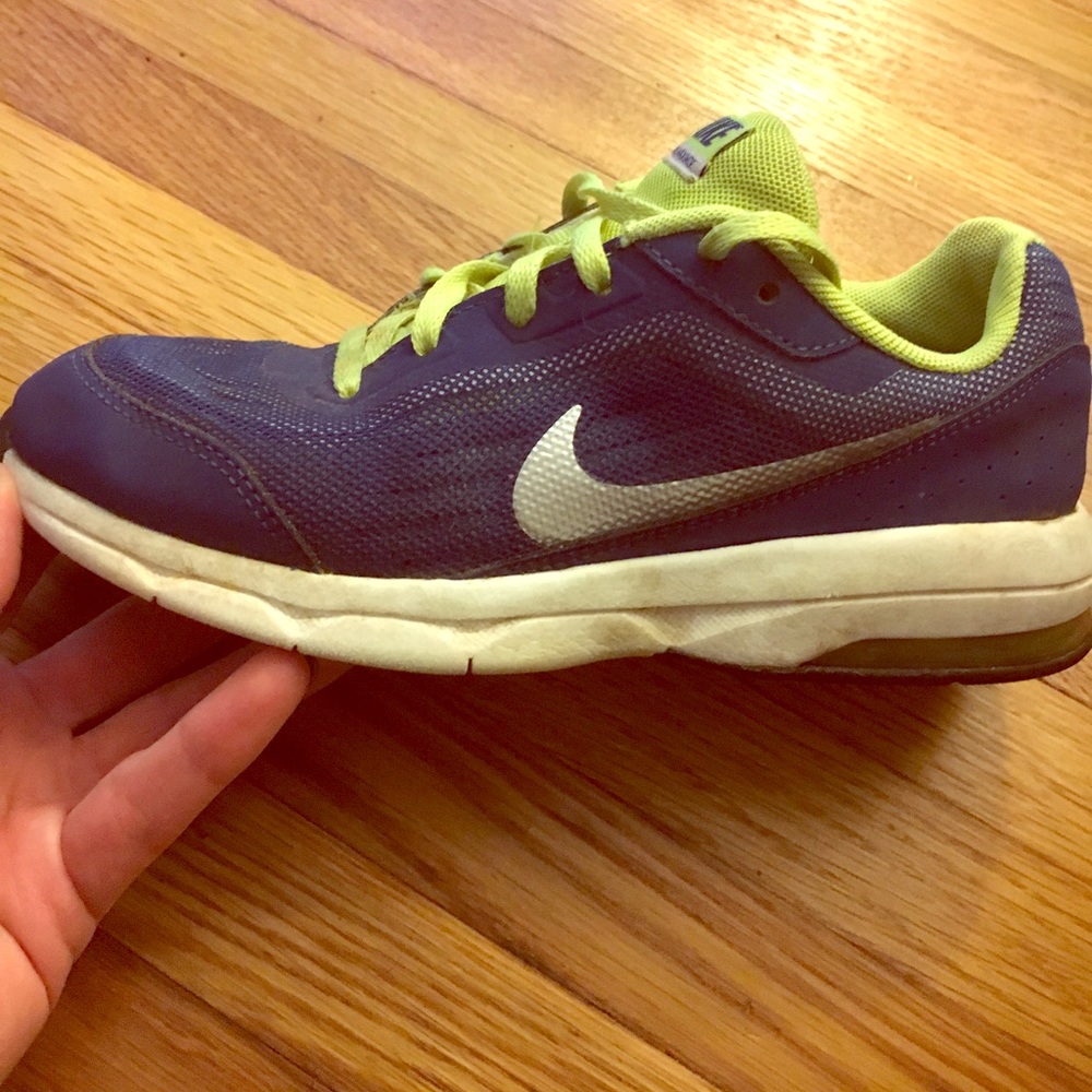 Nike sneakers with silver swoosh.